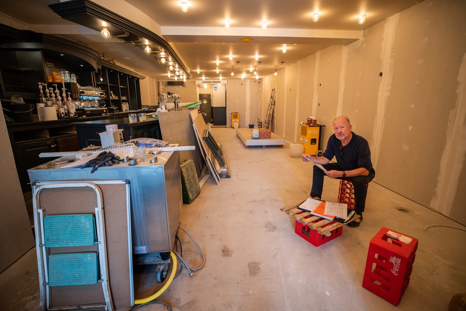 Paul Corten afgelopen maand in de brasserie van zijn dochter   Didi in Valkenburg die na de watersnood geheel is gestript. 