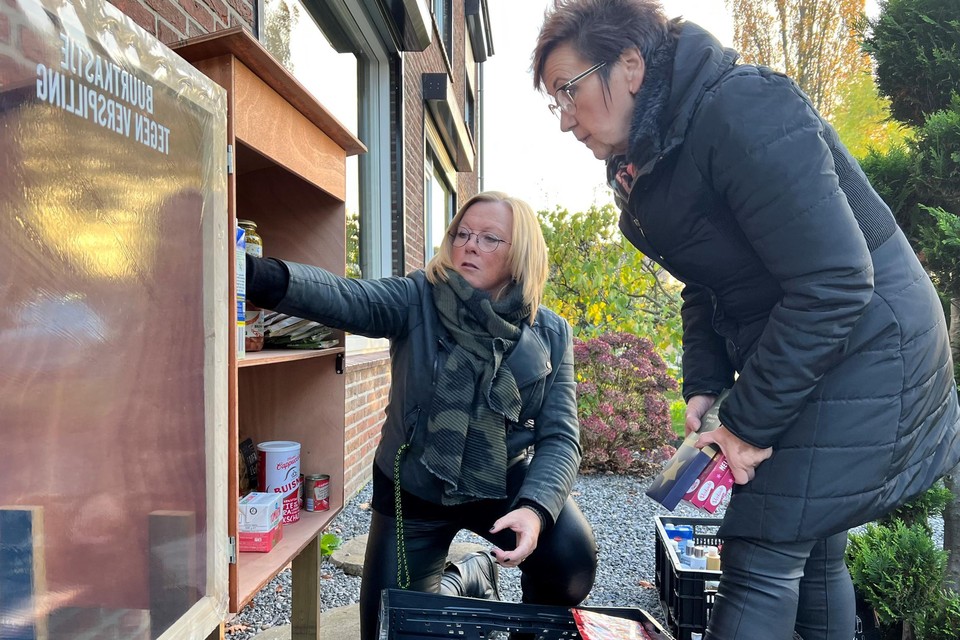 Suus Cramers en Yvonne Coumans vullen het buurtkastje in de Woeringenstraat in Nieuwdorp voor het eerst. 