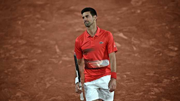 Novak Djokovic baalt na de verloren eerste set. 