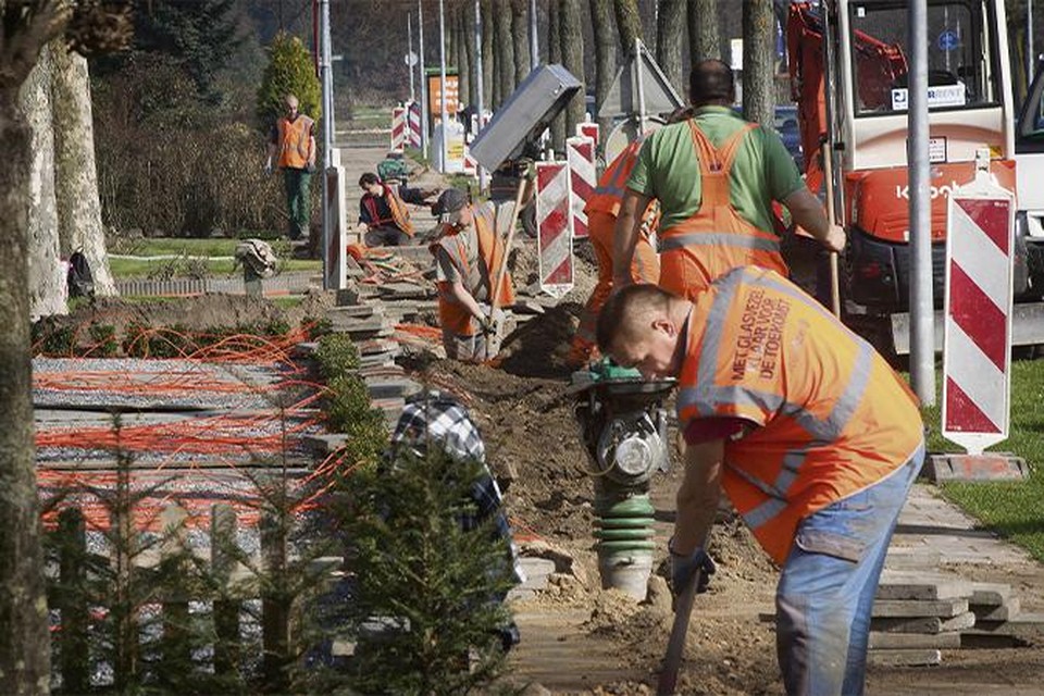 Op tientallen plekken tegelijkertijd wordt momenteel in Zuid-Limburg gewerkt aan de aanleg van glasvezelkabel.  