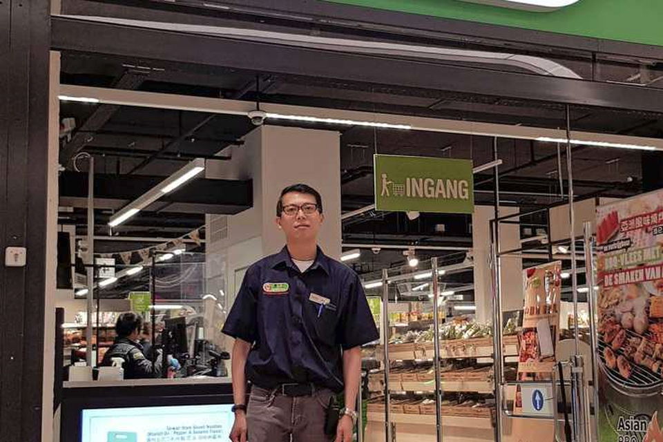 Filiaalmanager Wing Hong Tang van de Amazing Oriental supermarkt op Hoog Catharijne in Utrecht 