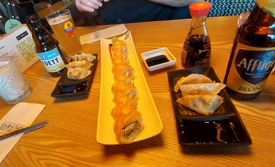 Sushi en dumplings.