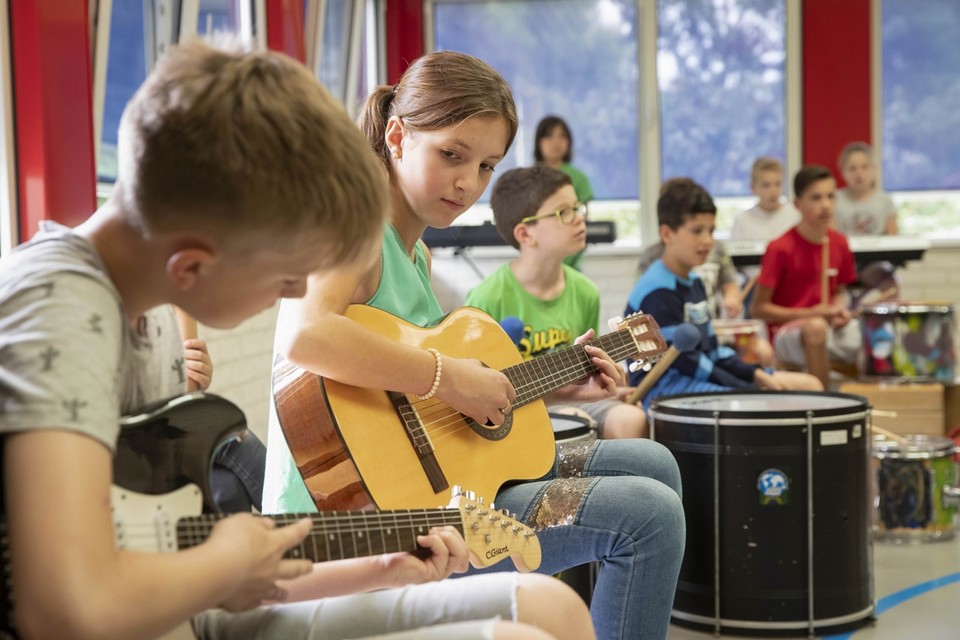 Leerlingen van de Nieuweschool Panningen tijdens muziekles. Na de zomer fuseert de school met De Wissel. 