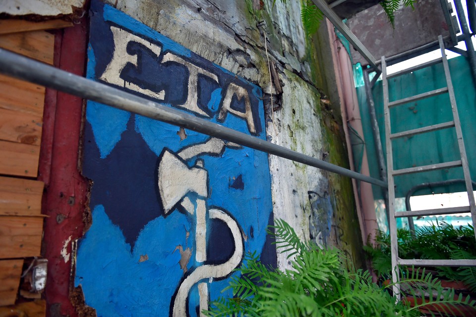 Het ETA-logo op een gebouw in het Baskische dorp Bermeo.