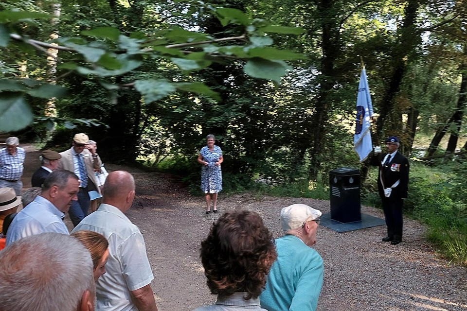 Connie Wezeman leest het gedicht ‘Vrede’ voor. 