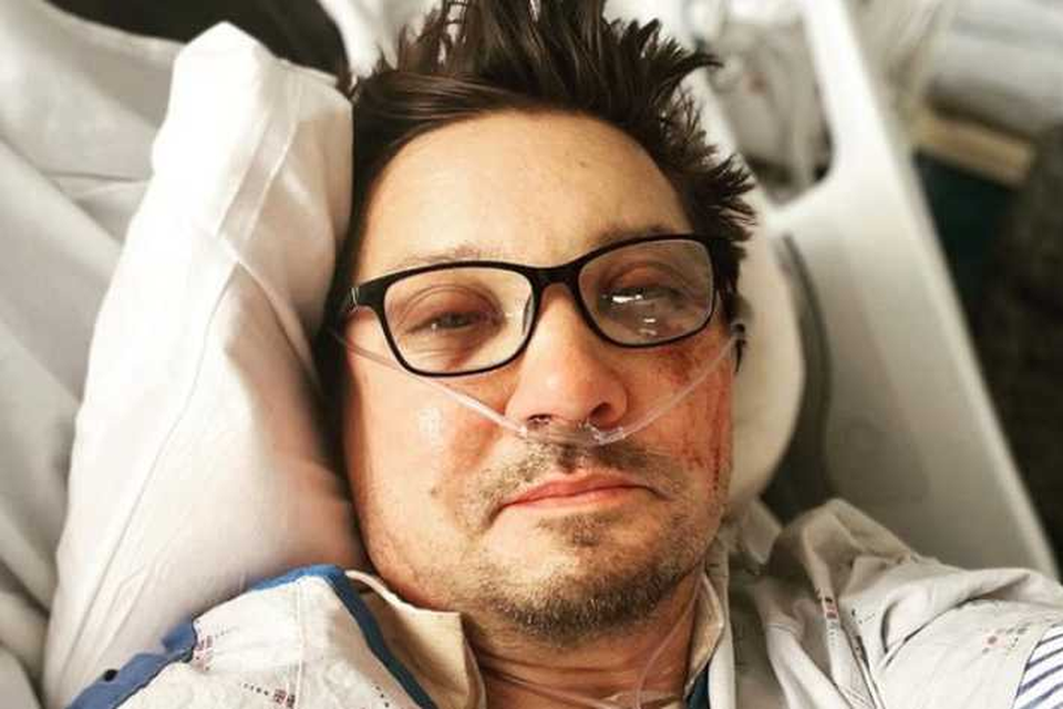 Renner deelt een foto uit het ziekenhuis waarop te zien is dat hij nog flink gehavend is.