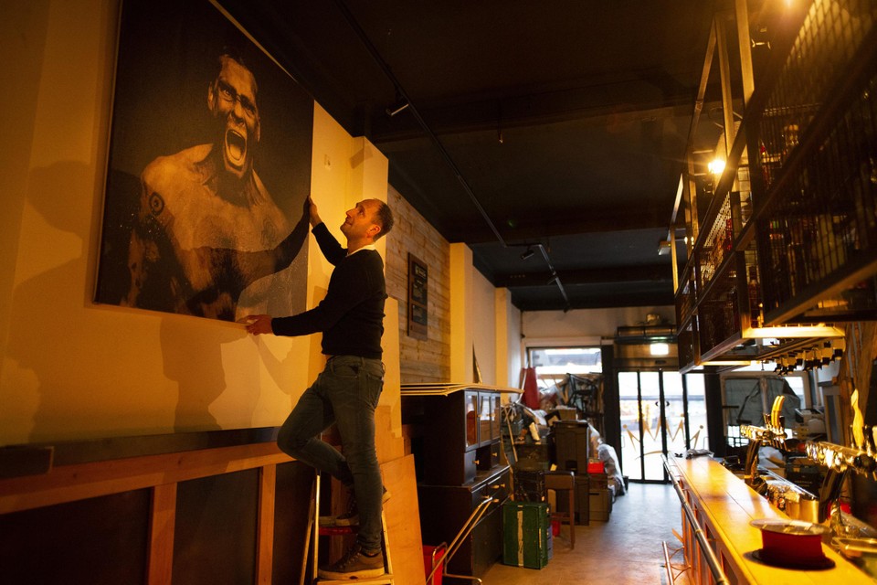 Uitbater Michael Caessens brengt de schilderijen terug aan de muur die bekend zijn van café Bloem.