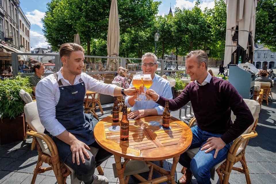 Cafébaas Loek Rekko, deken John Dautzenberg en brouwer Tom de Lepper proosten op het bier dat het Vrijthof verbindt. 