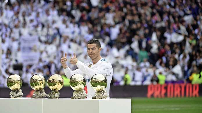 Cristiano Ronald in 2017, als speler van Real Madrid, met zijn vijf Gouden Ballen. 