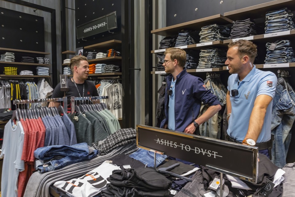 Bart Heerema (midden) en Jacky Nizet (rechts) van het RIT lopen geregeld bij Roermondse winkeliers binnen. 