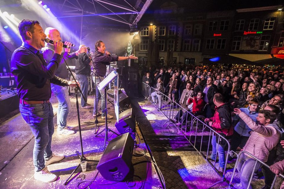 Pinda Willum treedt op tijdens de Nach van ’t Limburgs Leed in 2018. 