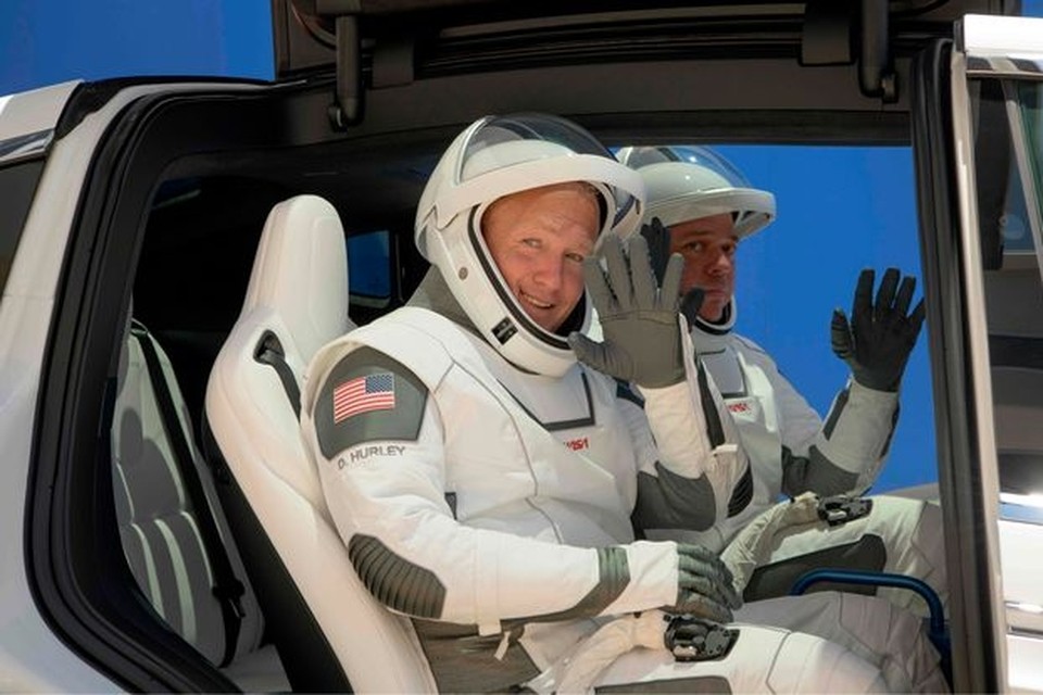 NASA astronauten Douglas Hurley (links) en Robert Behnken, in hun ruimtepakken. De twee worden woensdag naar ruimtestation ISS geschoten. 