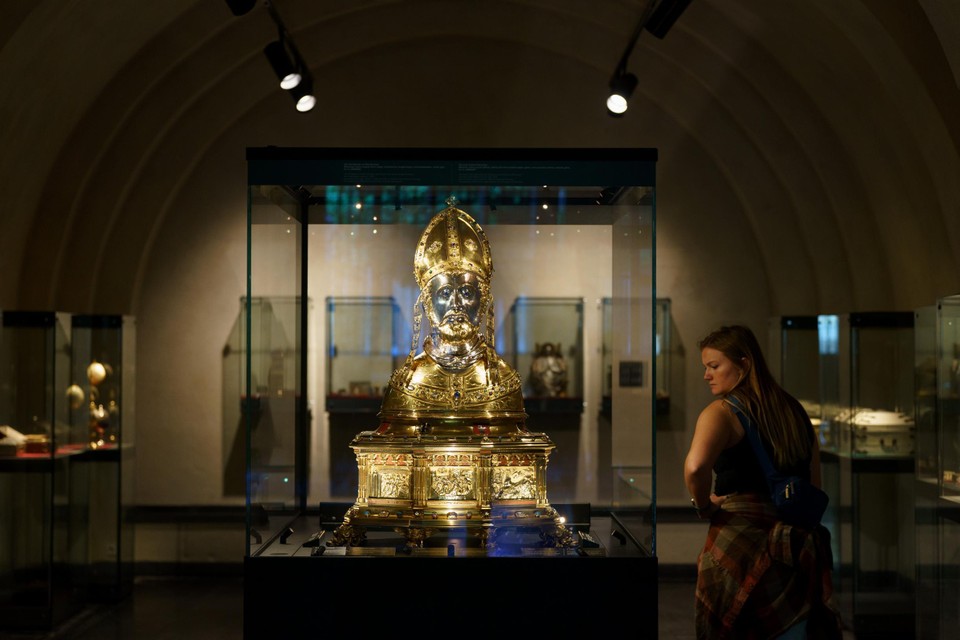 De buste, hier in de vitrine van de Basiliek van Servaas, is teruggekeerd.