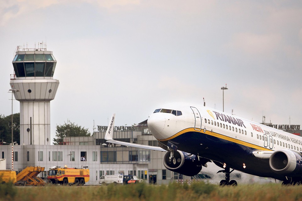 Een toestel van Ryanair vertrekt vanaf Maastricht Aachen Airport. 
