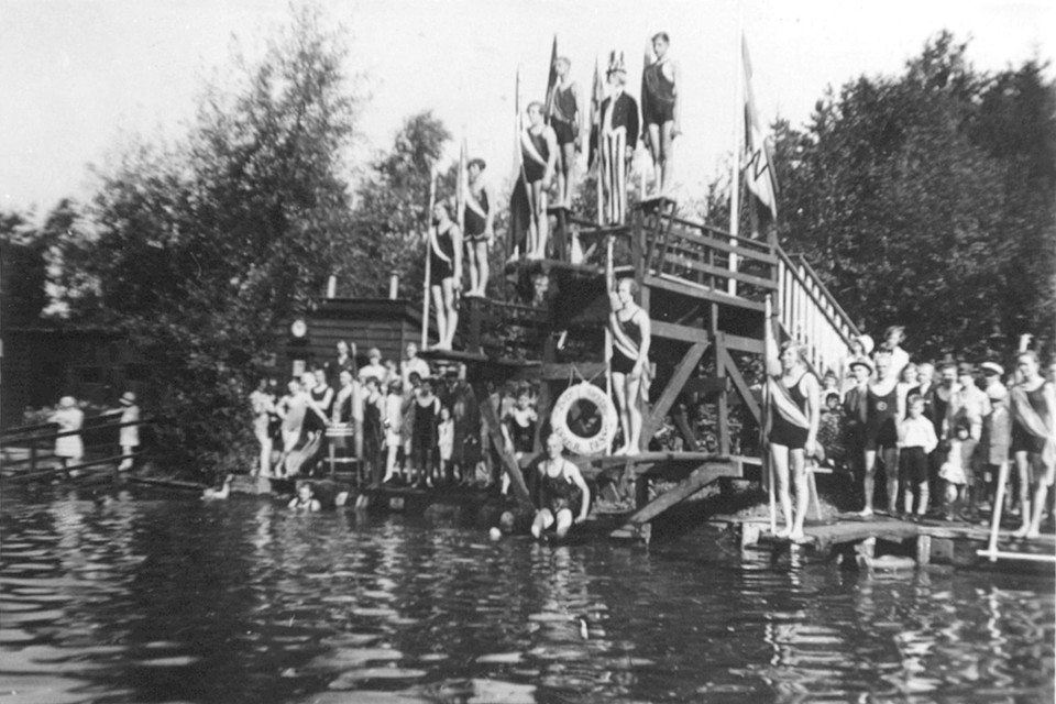 Zwembad Terworm omstreeks 1922.