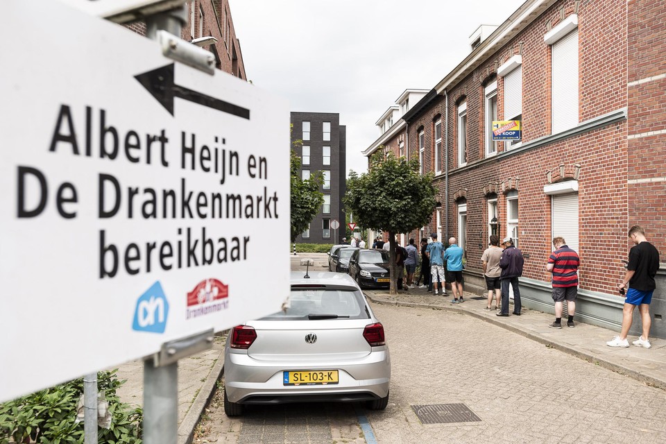 Klanten in de rij voor coffeeshop Sky op de Venloseweg.