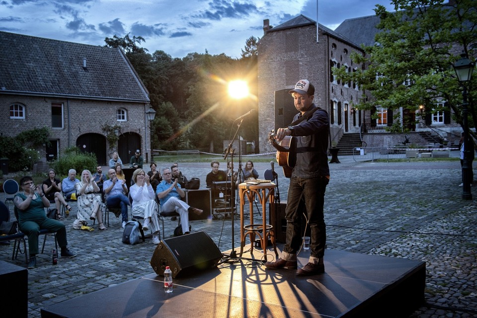 In het licht van de ondergaande zon speelde Tim Knol op de binnenplaats van kasteel Erenstein. 