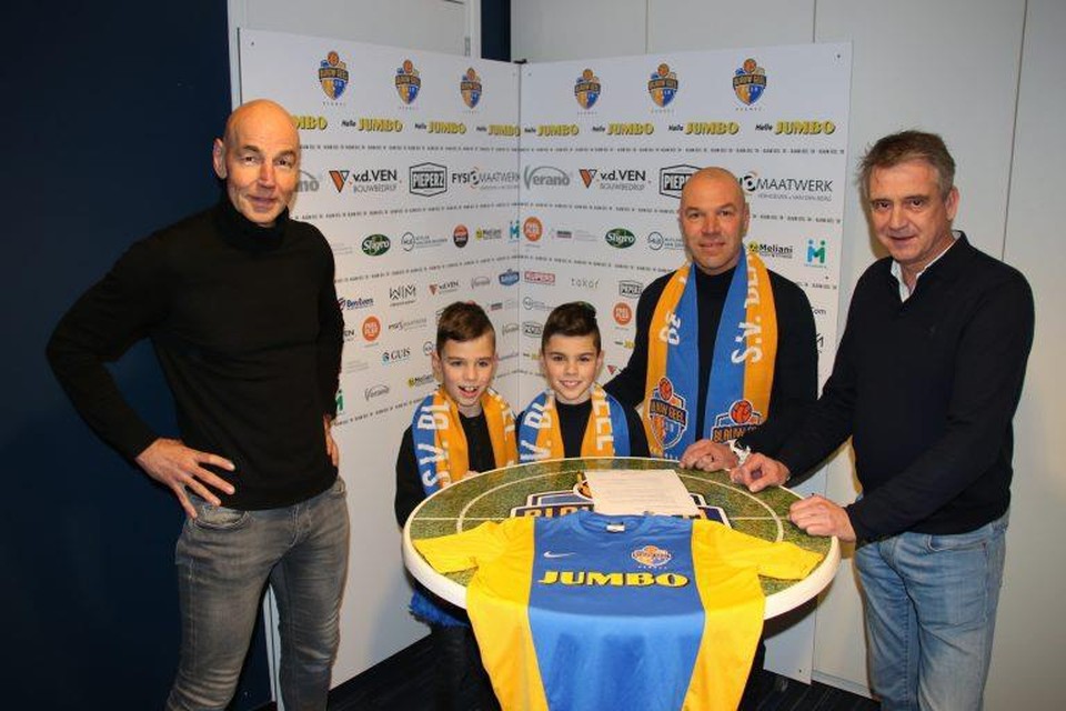 Maurice Verbunt (midden) staat komend seizoen als hoofdcoach voor de groep van Blauw Geel ‘38