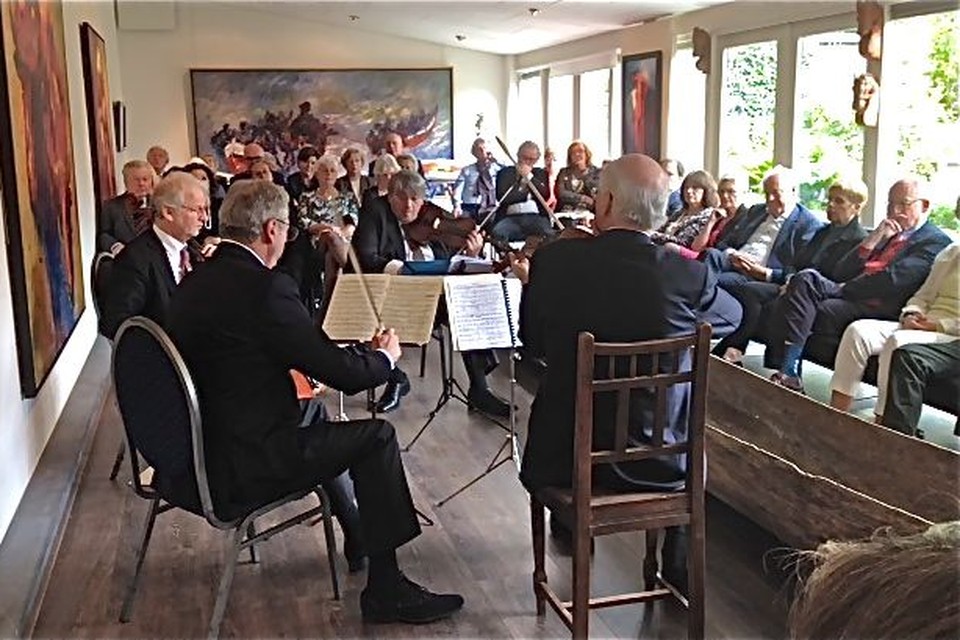 Het Fine Arts Quartet ‘aon de geng’ in het atelier van Chrit Rousseau.