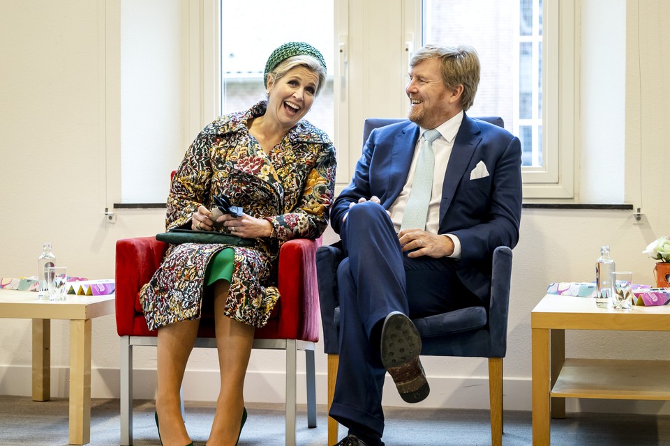 Koningin Maxima en Koning Willem-Alexander in gesprek met jongeren in het gemeentehuis van Venray, tijdens een streekbezoek aan Noord-Limburg. Het koninklijk paar spreekt onder meer met jongeren over de mentale weerbaarheid van de jeugd. 