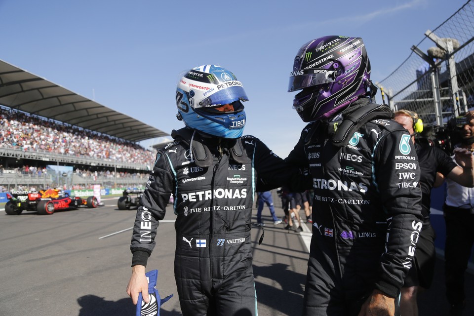 Valtteri Bottas (links) en Lewis Hamilton waren na de kwalificatie nog tevreden. 