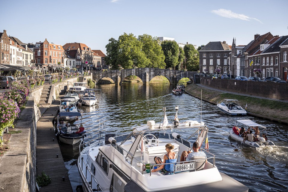 Drukte aan de Roerkade in Roermond. Watersport geniet op Maas en Roer een groeiende populariteit.  