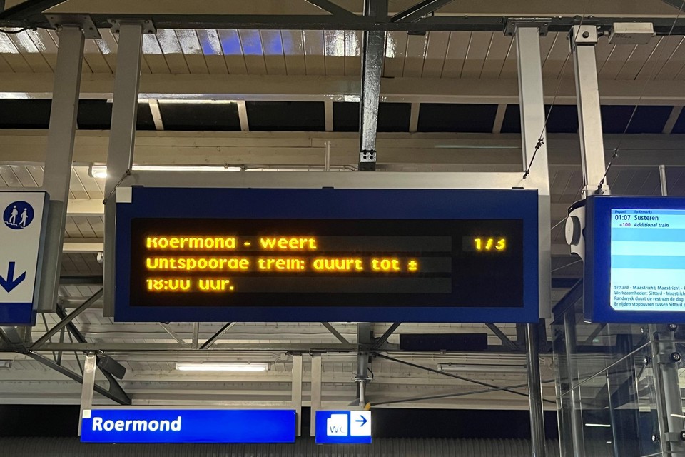 Op het station van Roermond wordt ’s nachts al gewaarschuwd dat de gevolgen van de ontsporing van een trein bij Kelpen-Oler nog tot zondagavond voelbaar kunnen zijn. 