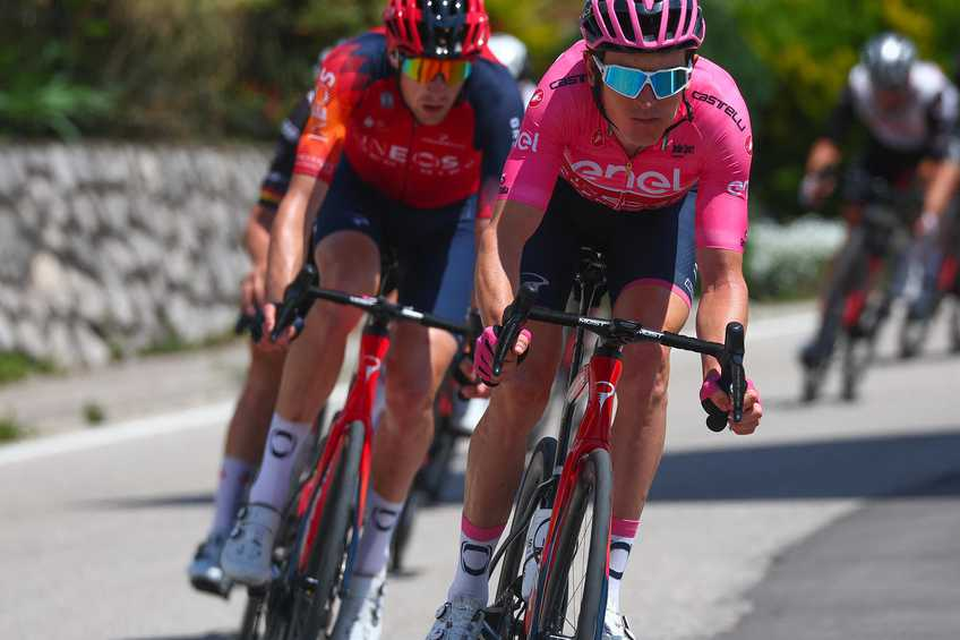 Geraint Thomas behoudt de leiderstrui tijdens de Giro.