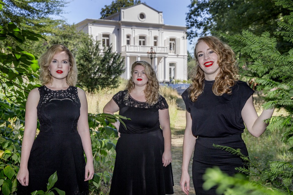 De drie sopranen op het landgoed van Herman van Veen. 