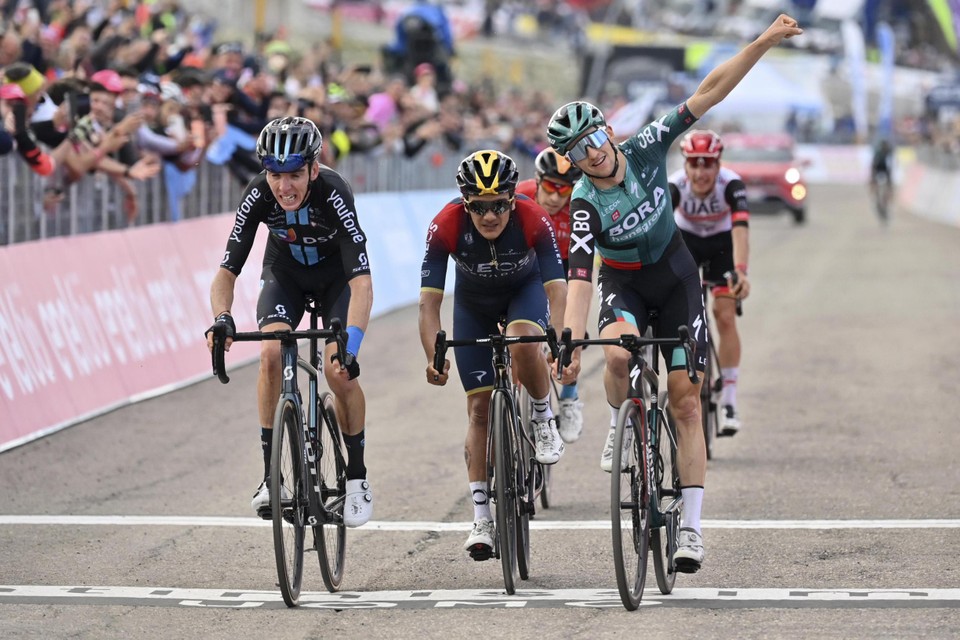 Jai Hindley wint de negende etappe in de Giro vóór Roman Bardet en Richard Carapaz. 