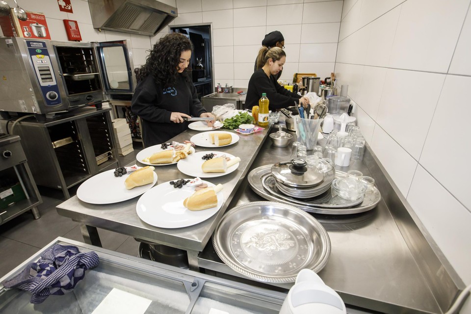 Honderden vrijwilligers maken de komende dertig dagen vanuit de eigen, professionele keuken op de Donderberg in Roermond in totaal zo’n 21.000 gratis maaltijden klaar.