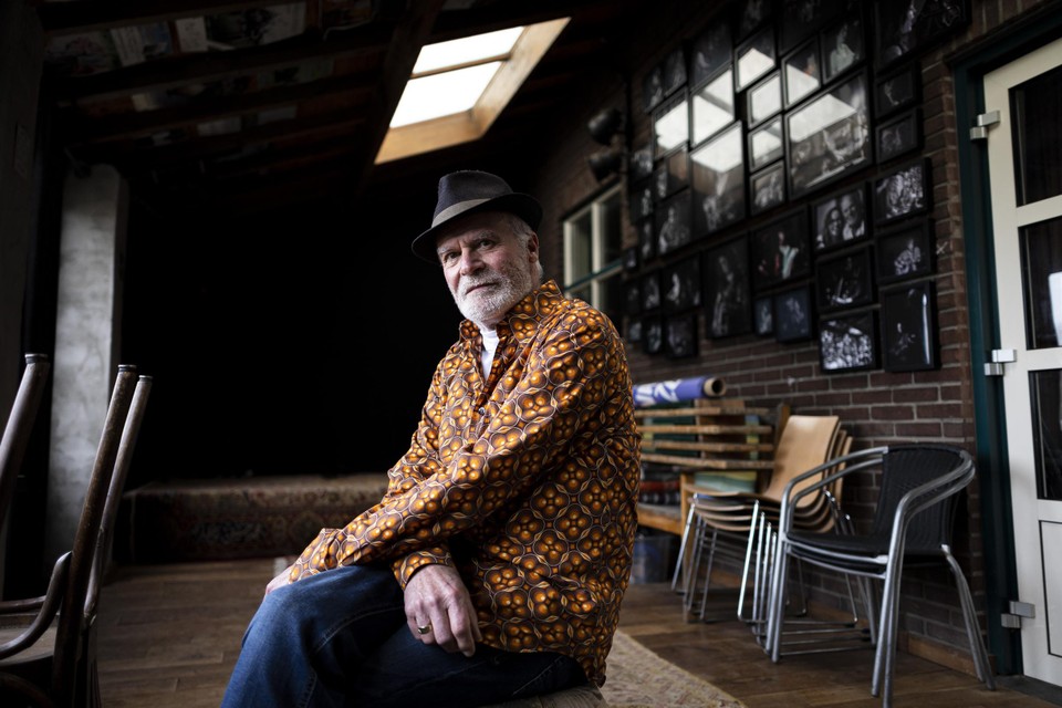 Wim Baltussen in zijn Muzikale Huiskamer in Castenray.