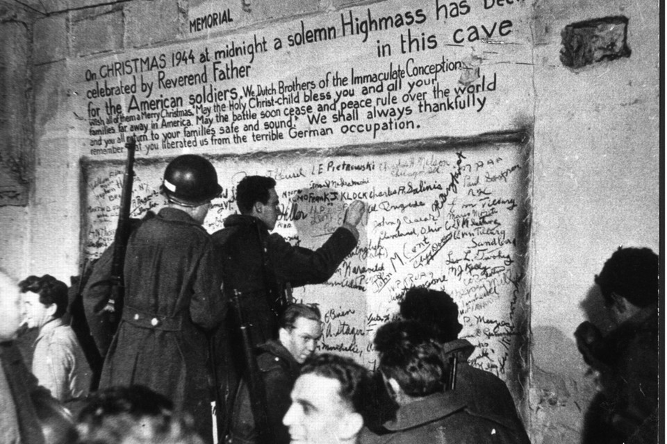 <P>Maastricht, 25 december 1944. Kerstviering. Amerikaanse militairen zetten hun handtekening op een mergelwand in de Sint-Pietersberg. Even daarvoor hadden zij in de grotten een nachtmis bijgewoond. </P>