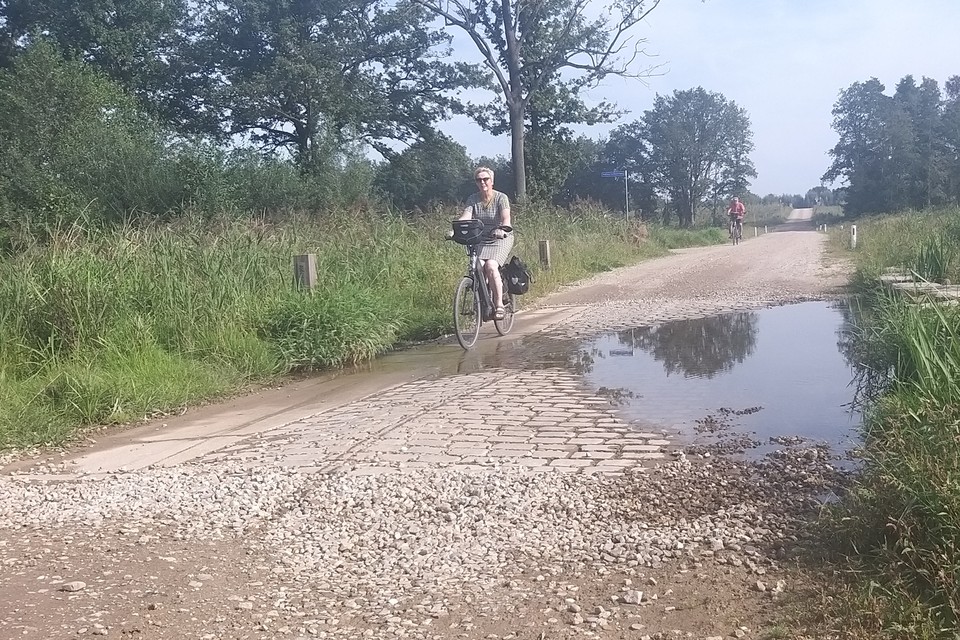 Op de ‘natte fietspaden’ in Maaspark Ooijen-Wanssum fiets je op diverse plekken door het water. Het is daarom ook vaak oppassen geblazen.
