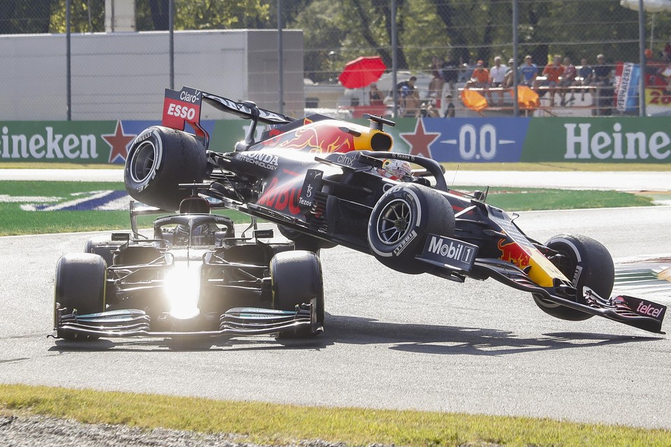 Max Verstappen viel vorig jaar in Monza tijdens de GP van Italië uit na een botsing met Lewis Hamilton. 