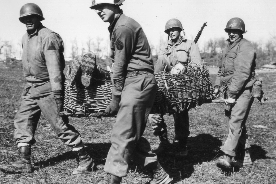 Soldaten van de 7th Armored Division aan het werk in De Peel. 