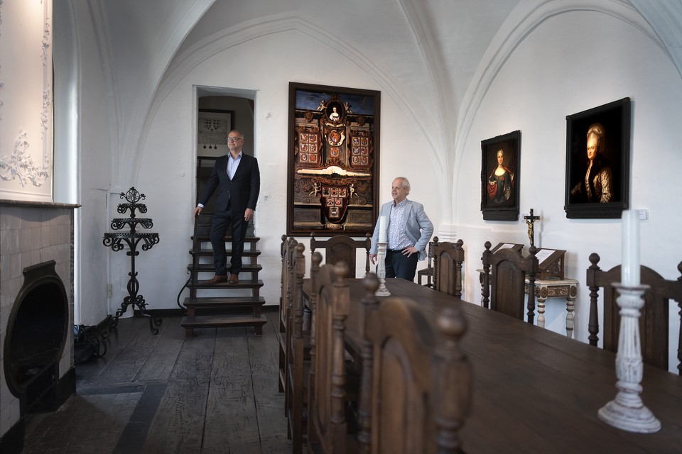Directeur Bert Mennings van het Limburgs Museum en historicus Joost Welten in de voormalige stiftkerk in Thorn.  