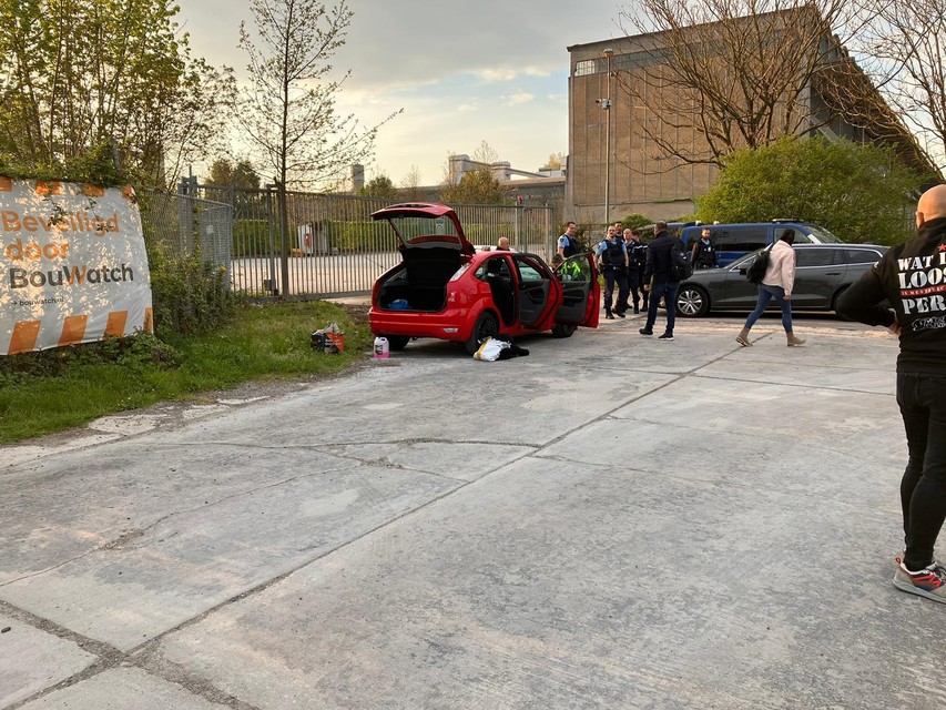 De politie doorzoekt auto’s.