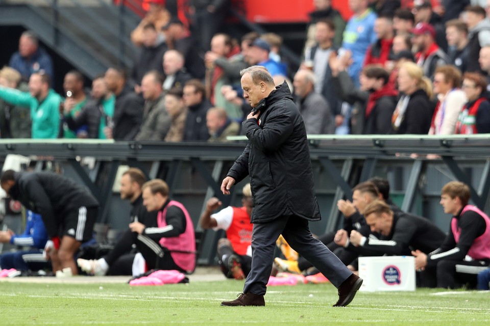 Dick Advocaat beent na zijn laatste wedstrijd als (Feyenoord-)coach snel naar de spelerstunnel. 