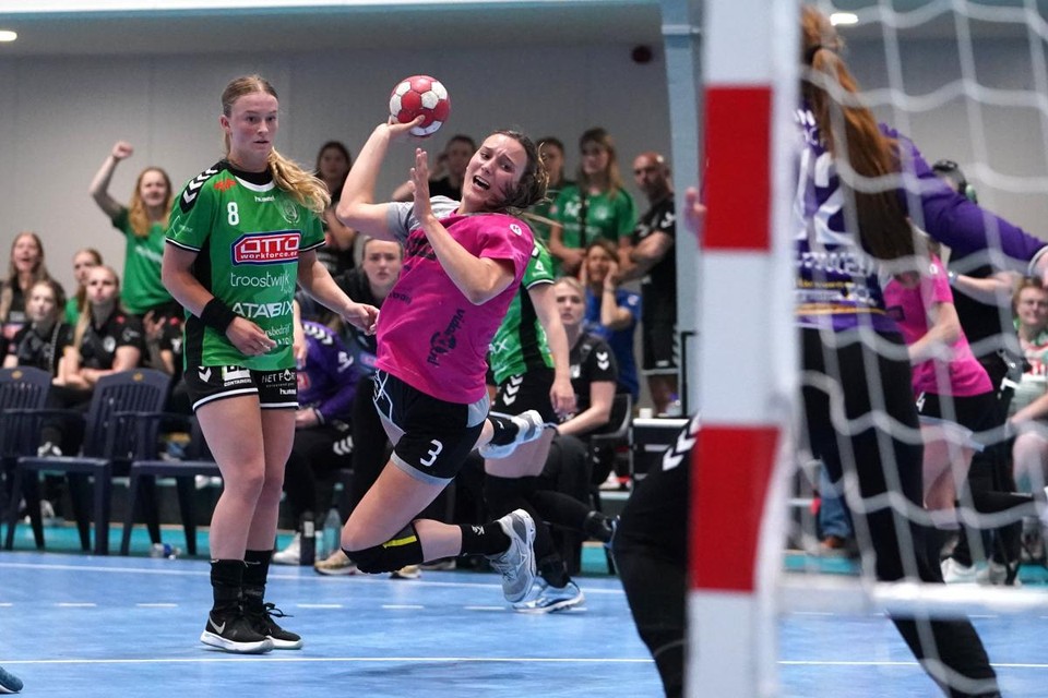 Lianne van Sleeuwen schiet op het doel van VOC tijdens de eerste wedstrijd in de finale om de landstitel. 