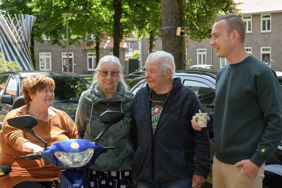 Sidney van den Berg (r) in gesprek met een aantal buurtbewoners uit Mariarade.