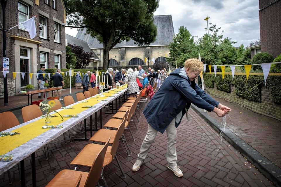 Na een klein uitstel en wat afdroogwerk kan de feestmaaltijd in Eygelshoven toch onder droge omstandigheden plaatsvinden. 