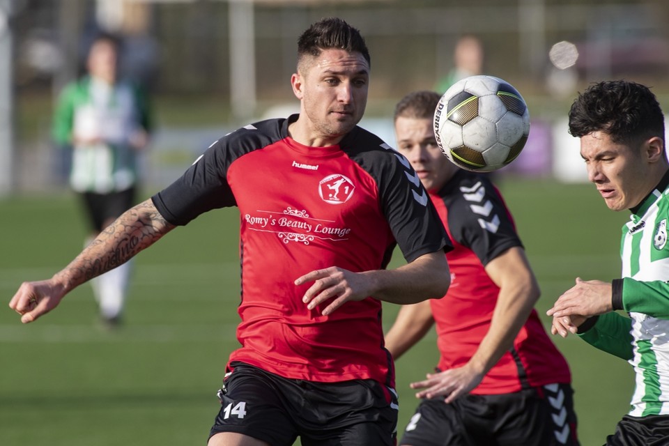 Boven: kopduel tussen Gino Facenna (l) en Daan Winter van SHH. 