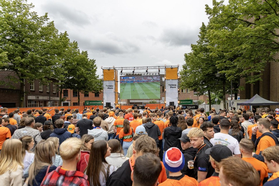 In tegenstelling tot het St. Lambertusplein in Horst heeft Maastricht nog geen grote buitenschermen geplaatst.