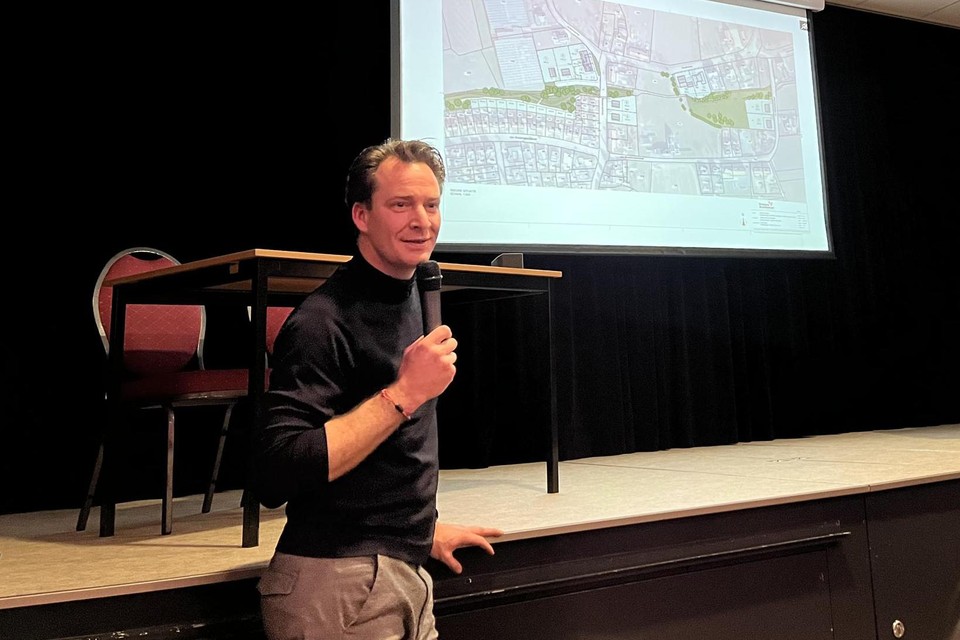 Dorpsraadvoorzitter Jan-Willem Bruijsten tijdens de presentatie van de woningbouwplannen in de Oesterham.