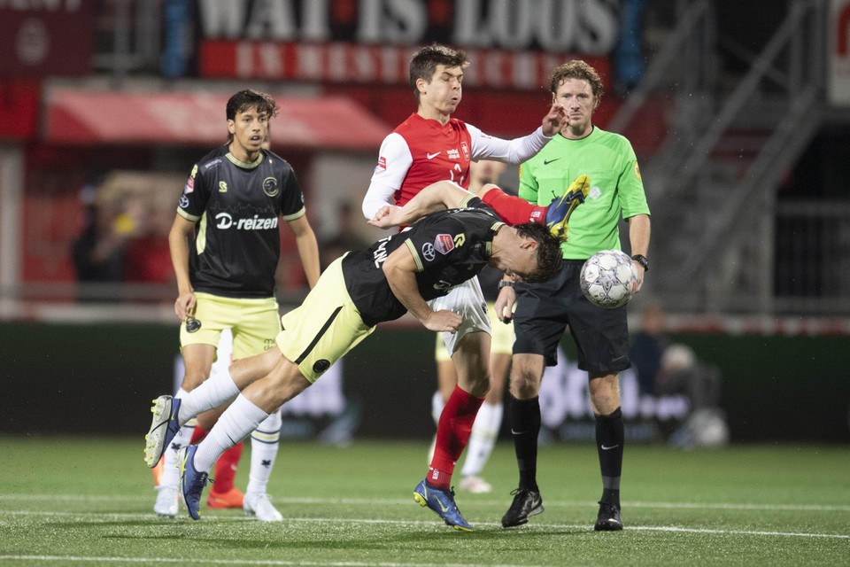 Jarne Steuckers in duel tegen FC Den Bosch. 