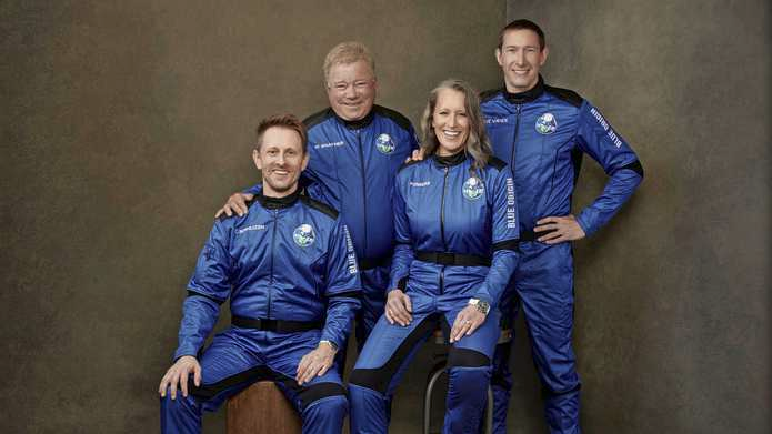 William Shatner (links achterin) met zijn Blue Origin crew. 