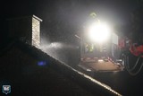 thumbnail: Brandweer blust een brand aan het dak van een woning in Stramproy. 