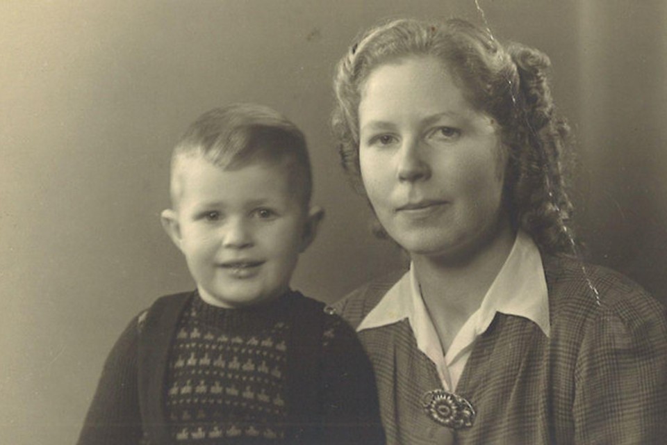 Erika Lüschen met haar zoon Fokko, eind jaren veertig.
