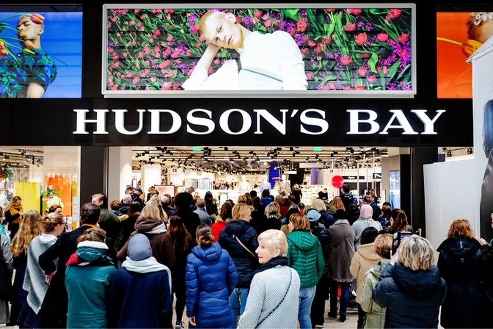Mensen staan in de rij tijdens de opening van het warenhuis Hudson’s Bay in Hoog Catharijne. 